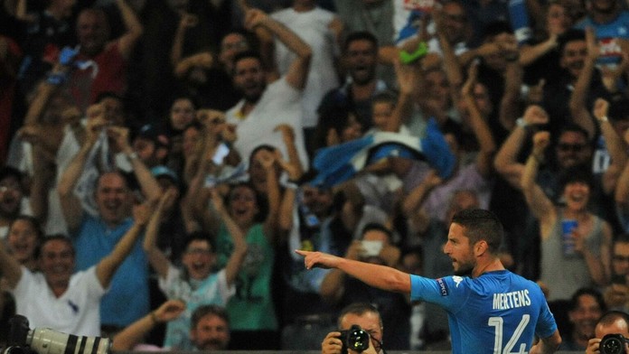 Dries Mertens z Neapolu oslavuje svoj gól v predkole LM proti Nice.