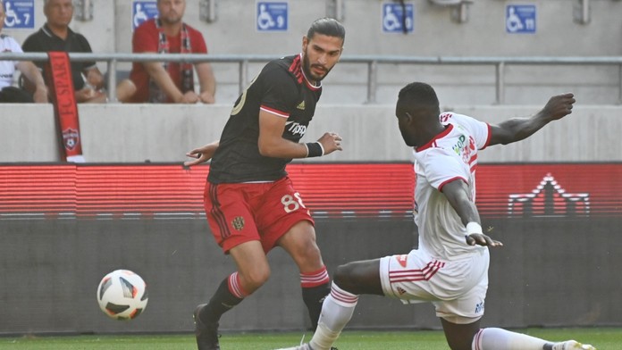 Na snímke vľavo hráč Trnavy Kyriakos Savvidis a hráč Sepsi OSK Boubacar Fofana bojujú o loptu počas zápasu 2. predkola EKL.