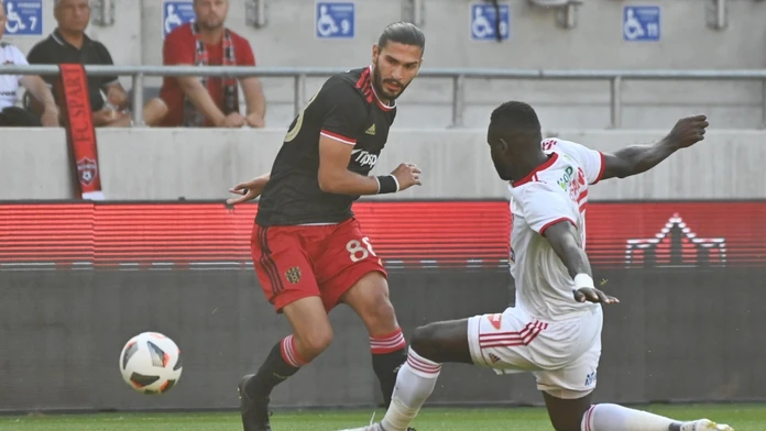 Na snímke vľavo hráč Trnavy Kyriakos Savvidis a hráč Sepsi OSK Boubacar Fofana bojujú o loptu počas zápasu 2. predkola EKL.