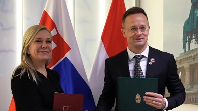 Slovensko a Maďarsko postavia nové prepojenie svojich rafinérií. Potrubie má byť dlhé 127 kilometrov