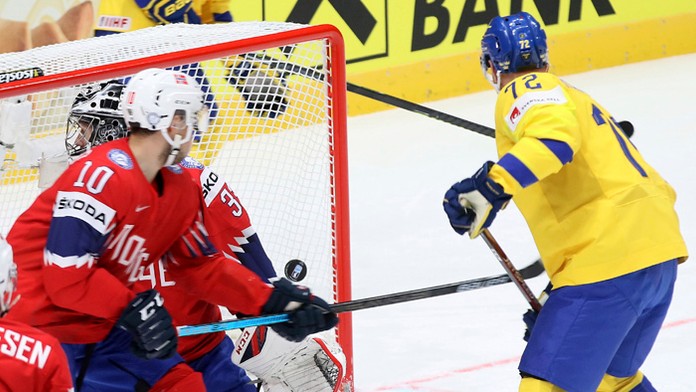 Kanaďania Adam Henrique a Troy Stecher v súboji s Ladislavom Nagyom v zápase MS 2019.