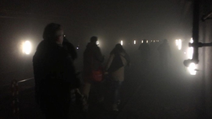 Cestujúci v tuneli metra po výbuchu v Bruseli.