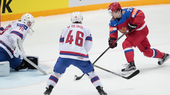 Ruský hráč Artemij Panarin (vpravo) skóruje cez nórskeho brankára Steffena Soberga (vľavo)