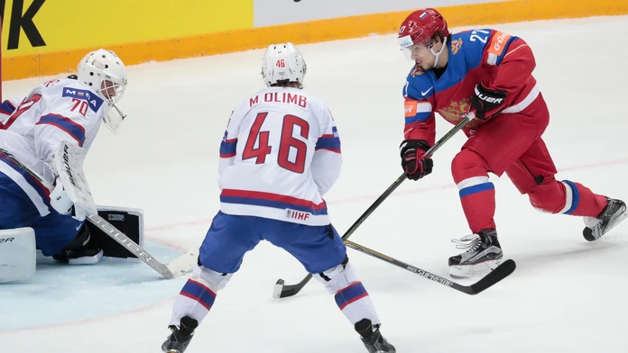 Ruský hráč Artemij Panarin (vpravo) skóruje cez nórskeho brankára Steffena Soberga (vľavo)