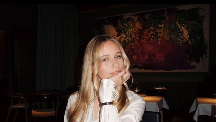 Tvoj otec mi zabil brata. Ukrajinský novinár v Paríži konfrontoval Putinovu nemanželskú dcéru