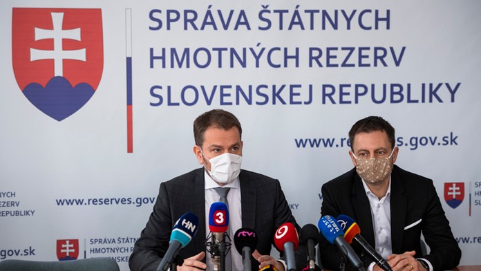 Premiér Igor Matovič a minister financií SR Eduard Heger (obaja OĽaNO).