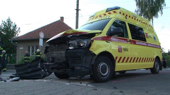 Sanitka sa zrazila s taxíkom.