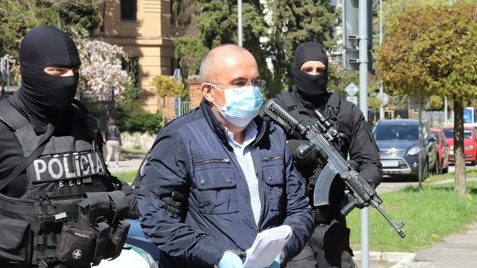 Muž prechádza cez prechod pre chodcov na prázdnej ulici v Teheráne.