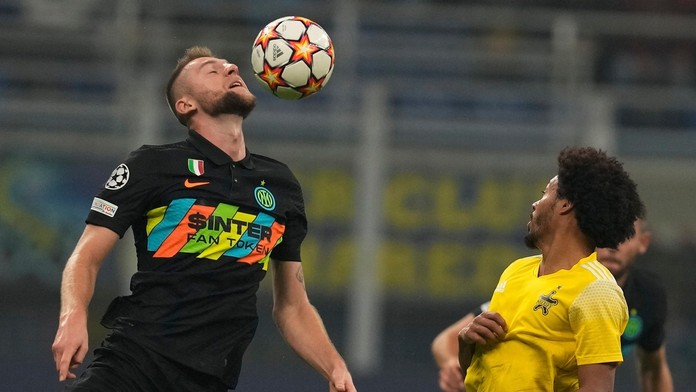 Milan Škriniar (Inter) v súboji o loptu s Brunom (Tiraspol).