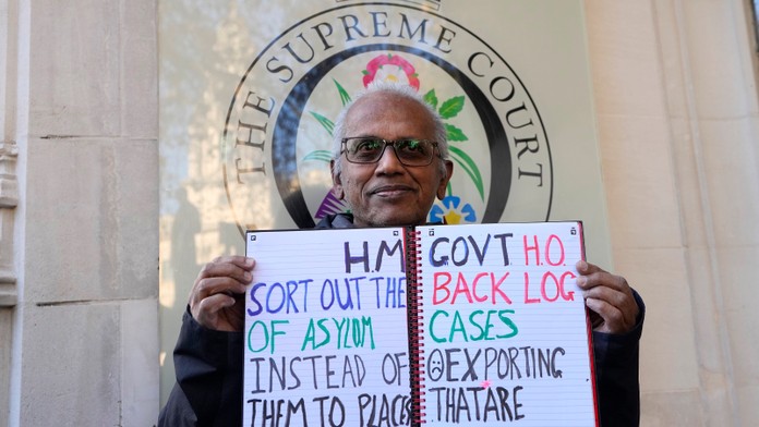 Britský najvyšší súd rozhodol. Plán vlády deportovať migrantov do Rwandy je nezákonný