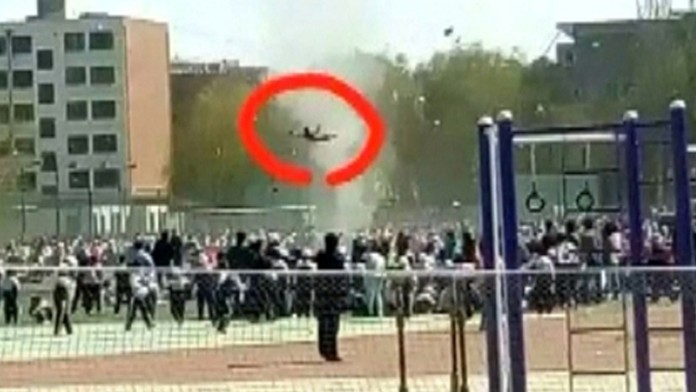 Chlapca vtiahol vzdúšný vír, niekoľko sekúnd sa ocitol vo vzduchu.