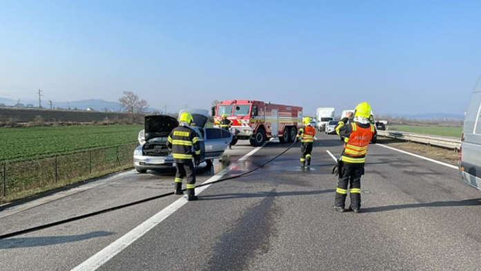 Na D1 pri Dubnici nad Váhom horelo auto.