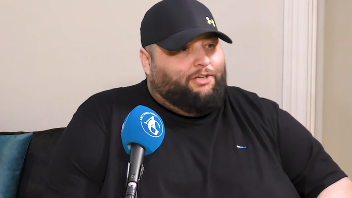 Miliónový jackpot ešte strojnásobil, život robotníka sa zmenil na nekonečnú párty. Adama od smrti delila hodina