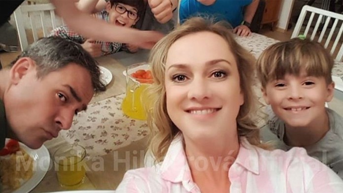 Monika Hilmerová na nakrúcaní Oteckov