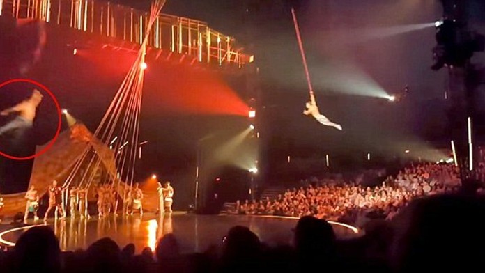 Pád akrobata Cirque du Soleil.