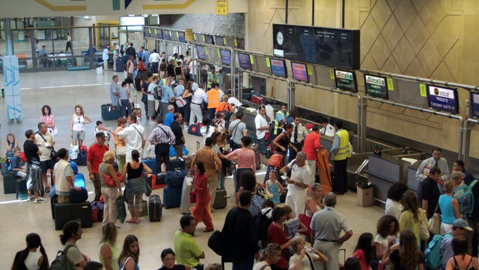 Egyptské letisko plné cestujúcich.