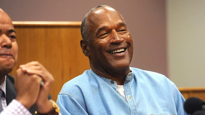 Bývalý hráč amerického futbalu O. J. Simpson sa usmieva počas videokonferencie z väzenia v nevadskom Lovelocku.