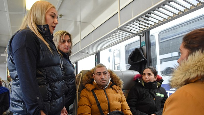 Sprava Hakan Calhanoglu a Mateo Musacchio z AC Milána oslavujú gól proti FC Janov.