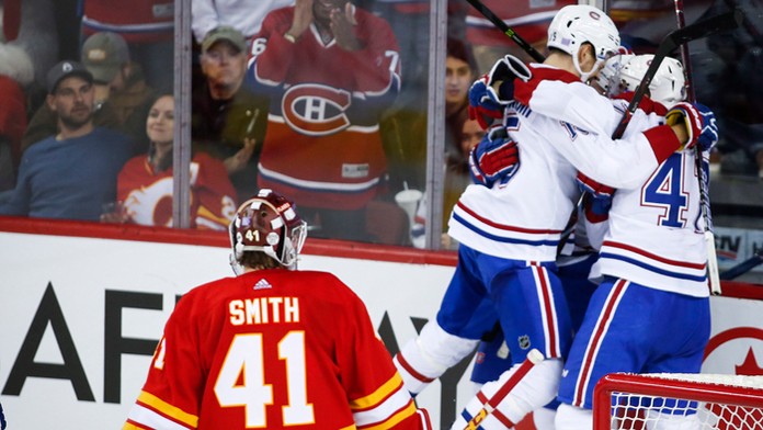 Hokejisti Montrealu Canadiens sa tešia po strelení gólu.