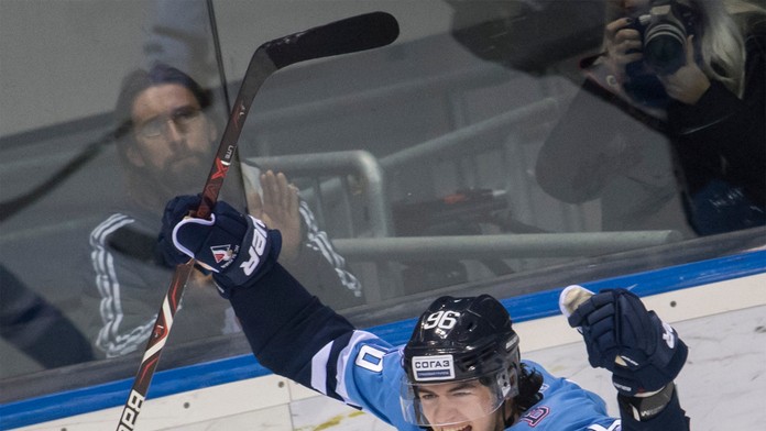 Brankár Jakub Štěpánek (Slovan) a vpravo Brandom McMillan (Riga).