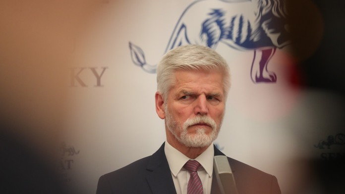 Pavel sa obáva odpočúvania, Zemanovej ochranke neverí. Hrad preto prejde bezpečnostnou kontrolou