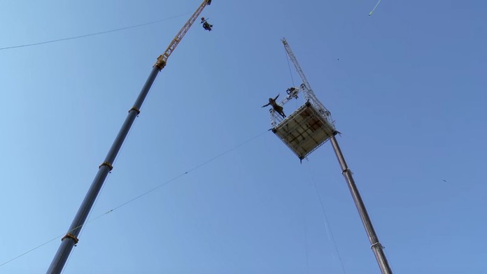 Unikátny voľný pád, z ktorého doslova mrazí. Filmový kaskadér z 38 metrov