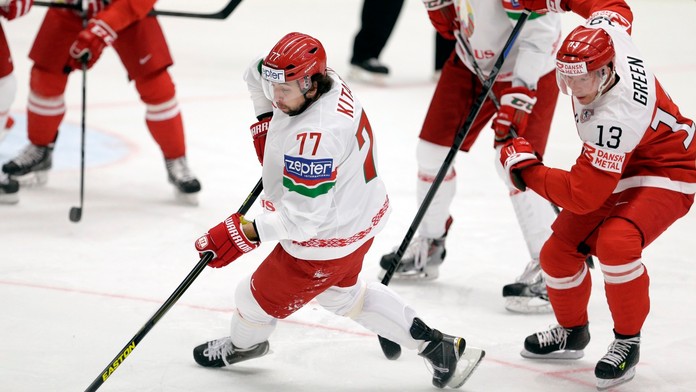 Bielorus Alexander Kitarov sa snaží uniknúť Dánovi Mortenovi Greenovi.