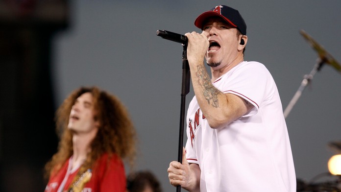 Na snímke s mikrofónom v ruke Steve Harwell.