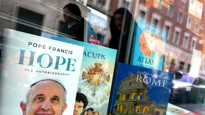 Správy z Vatikánu po dvanástom dni pápeža v nemocnici. Je v kritickom stave, no stabilizovaný