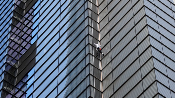 Alain Robert sa bez istenia vyšplhal na jednu z najvyšších budov v Londýne.