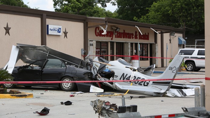 Malé lietadlo narazilo do auta stojaceho na parkovisku v blízkosti letiska v Houstone. 
