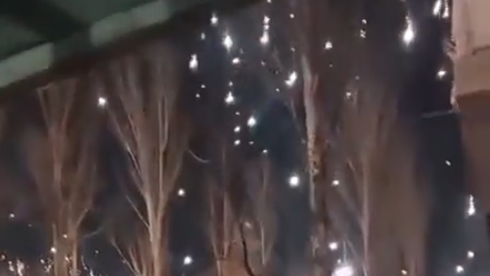 VIDEO: Dážď, ktorý prepáli aj oceľ. Rusi údajne použili jednu z najkrutejších zbraní