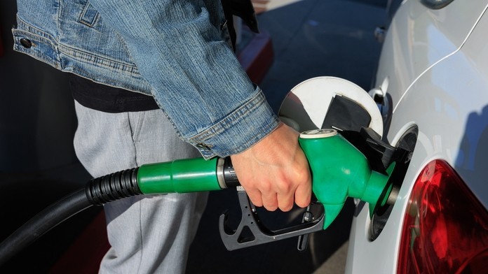 Muž tankuje benzín na pumpe 