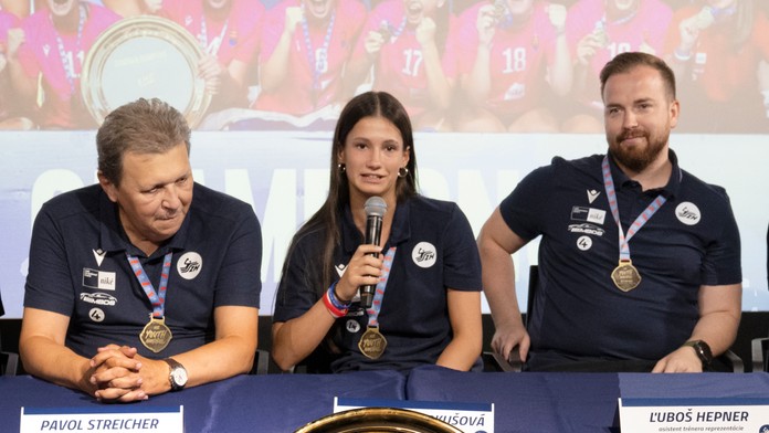 Prezident zväzu označil titul mladých hádzanárok za zázrak, gratulovali aj Česi. Hráčky spali s trofejou