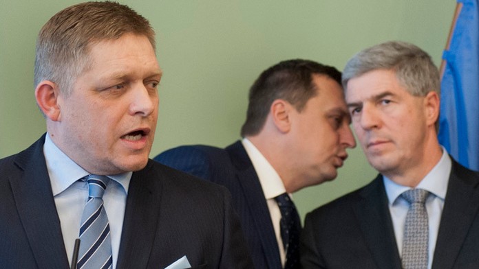 Koaliční partneri Robert Fico (Smer-SD), Andrej Danko (SNS) a Béla Bugár (Most-Híd). 