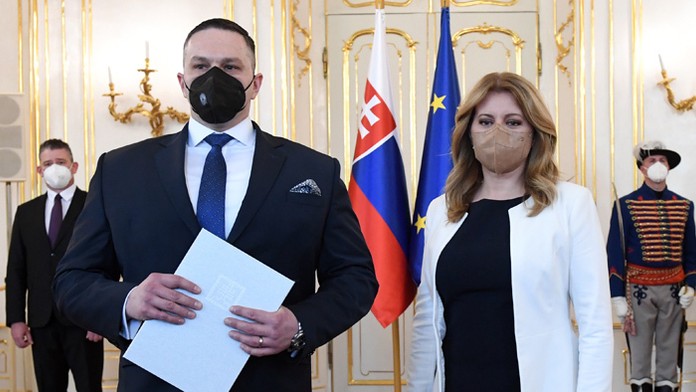Nový riaditeľ SIS Michal Aláč a prezidentka SR Zuzana Čaputová.