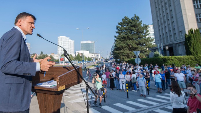 Alojz Hlina protestuje pred ministerstvom vnútra.