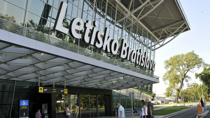Odletová hala na bratislavskom letisku.