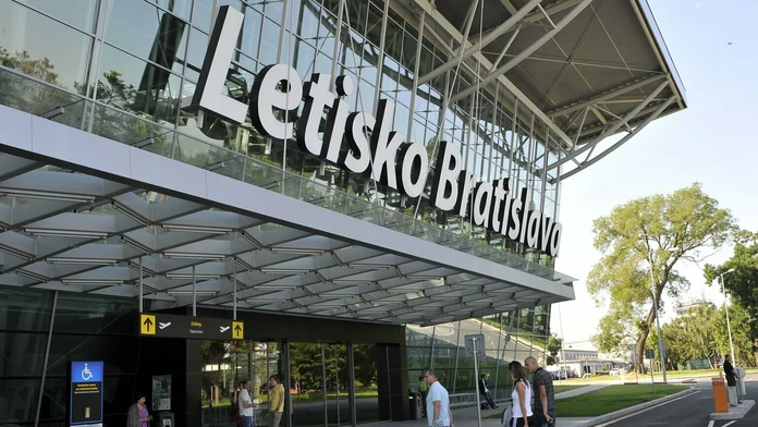 Odletová hala na bratislavskom letisku.