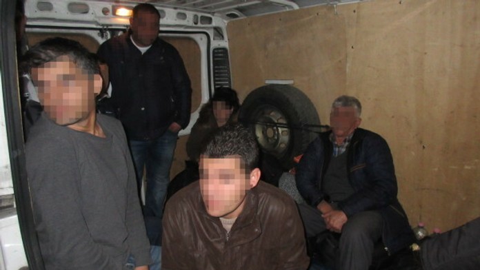 Zadržali migrantov v dodávke