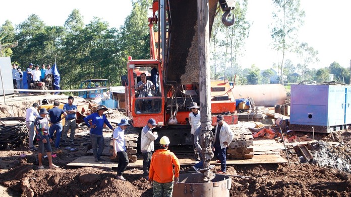 Vietnamský chlapec, ktorý na Silvestra uviazol v otvore piliera, je mŕtvy