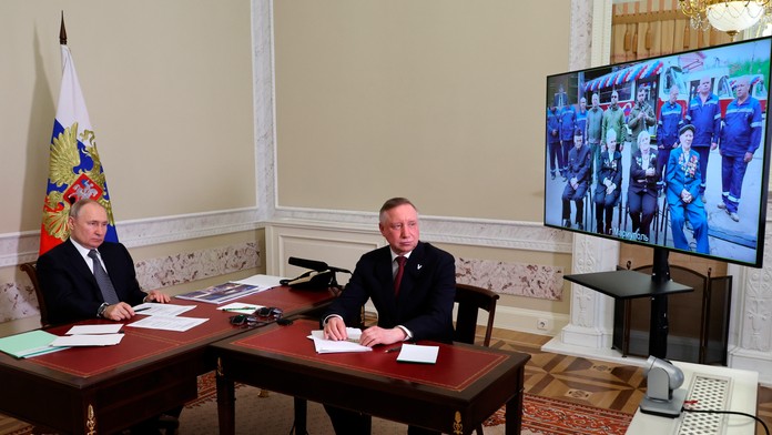 Putin a Beglov sa prostredníctvom videokonferenčného hovoru zúčastňujú na podujatí pri príležitosti obnovenia premávky električiek v Mariupole.