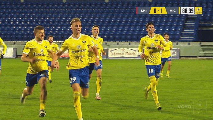 Hráči Michaloviec sa radujú po góle v úplnom závere zápasu.