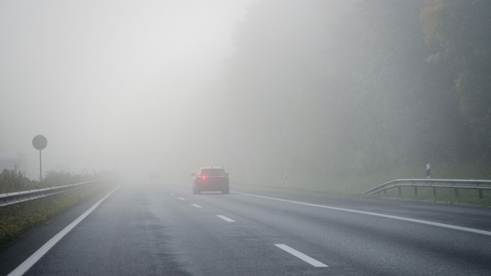 Viaceré časti Slovenska potrápi hmla. Hydrológovia vydali aj výstrahu pred povodňou