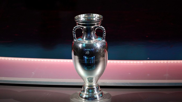 Trofej Henriho Delaunaya určenému víťazovi Eura.