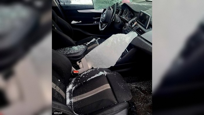 Kus ľadu prerazil čelné sklo. 