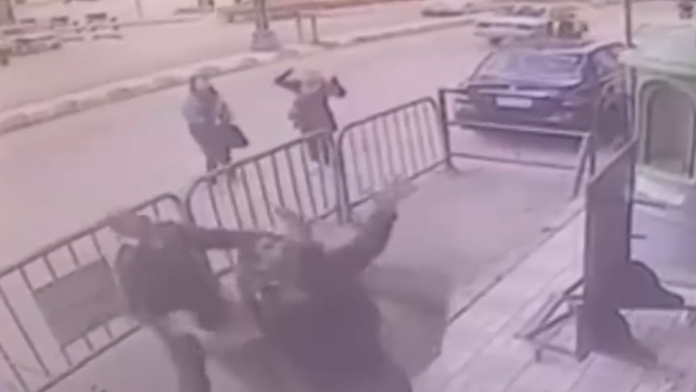 Policajti chytili padajúce dieťa z tretieho poschodia