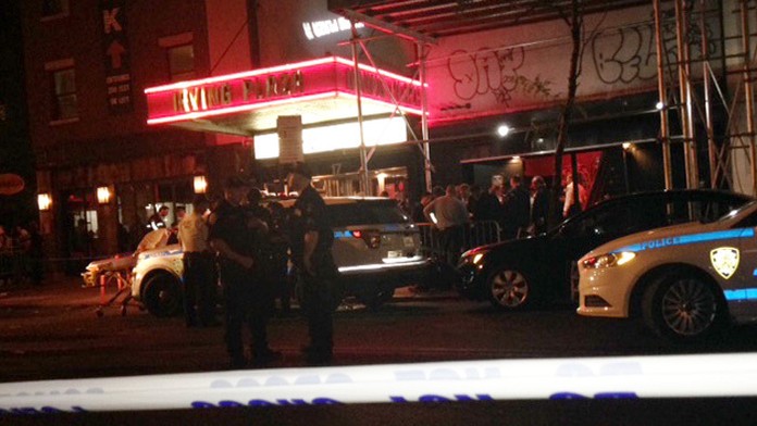 Policajti stoja pred koncertnou sálou Irving Plaza v newyorskej štvrti Manhattan.