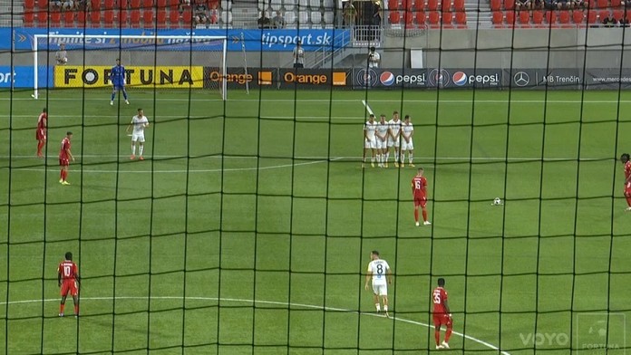 Jakubak Kadák sa chystá na priamy kop.