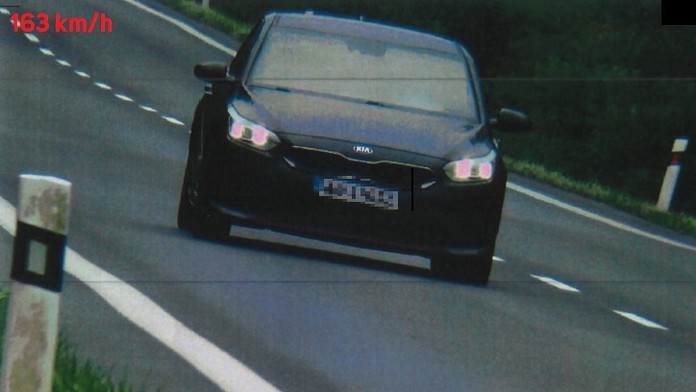 Medzi obcami sa rútil závratnou rýchlosťou. Vodiča neminie mastná pokuta